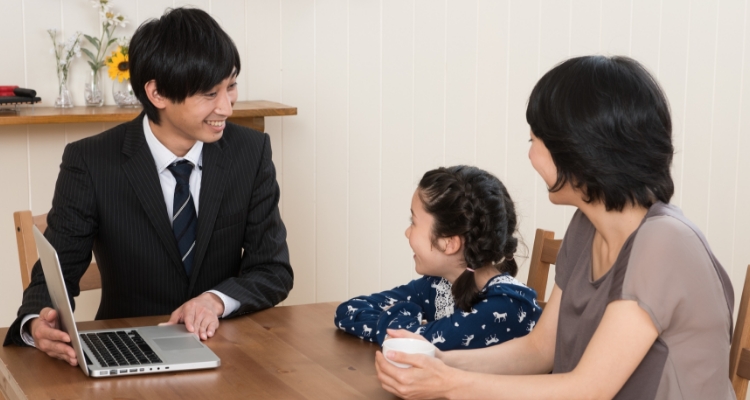 写真：笑顔で提案するイメージ